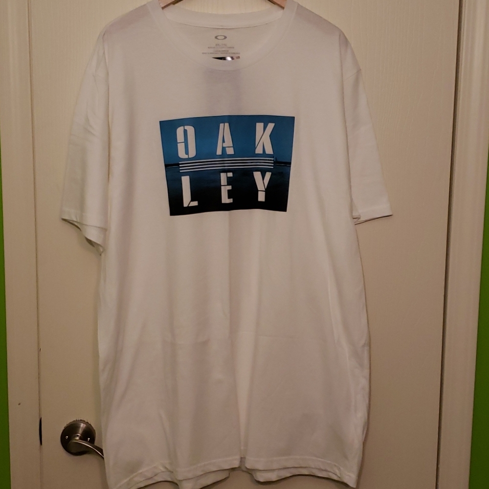 Oakley T-shirt